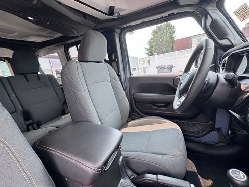Used 2025 Jeep Wrangler Unlimited Sahara AWD/4WD image 19