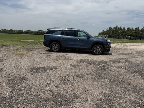 Used 2025 Chevrolet Traverse LT AWD/4WD image 2