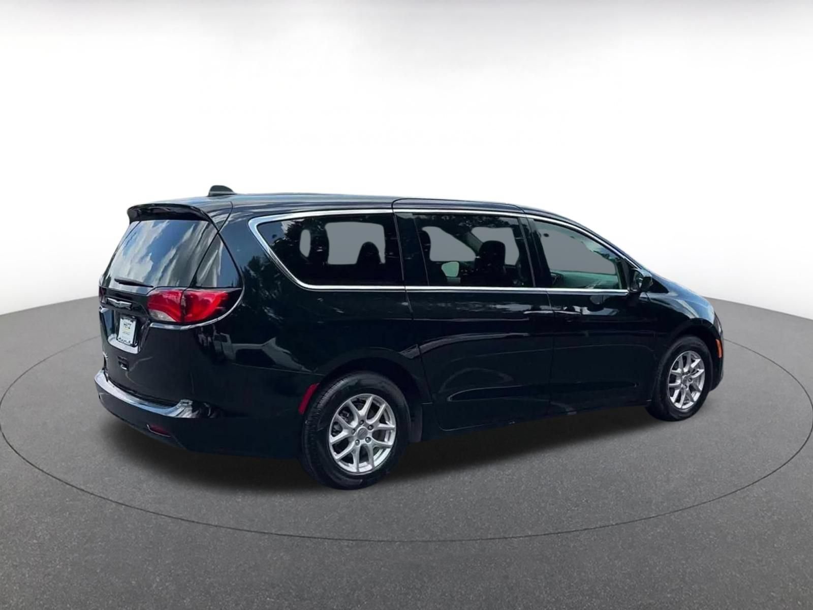Used 2024 Chrysler Voyager LX FWD image 14