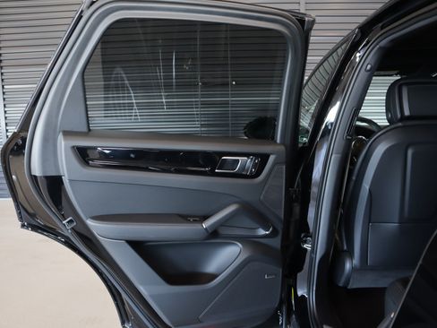 Certified 2023 Porsche Cayenne Platinum Edition AWD/4WD image 29