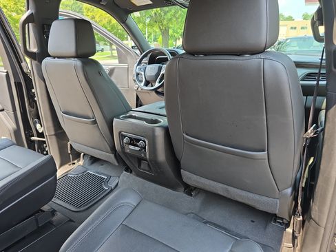 Used 2022 Chevrolet Tahoe Z71 w/ Luxury Package AWD/4WD image 11