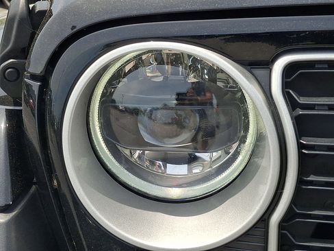 Used 2025 Jeep Wrangler Unlimited Sahara w/ Safety Group AWD/4WD image 9