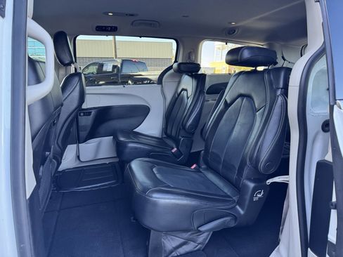 Used 2022 Chrysler Pacifica Touring-L image 19