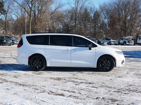 Used 2024 Chrysler Pacifica Limited w/ Uconnect Theater Family Group image 2