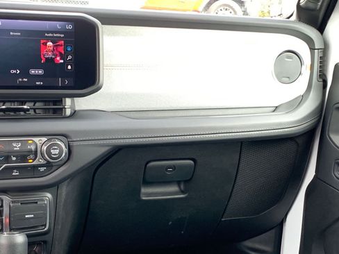 Used 2025 Jeep Wrangler Sahara image 34