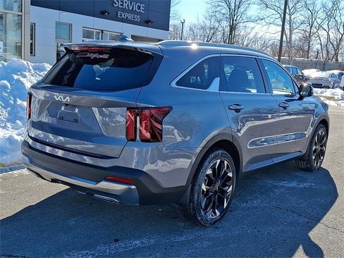 Certified 2025 Kia Sorento EX w/ Panoramic Sunroof Package image 6