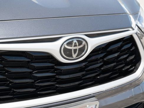 Used 2024 Toyota Highlander XLE AWD/4WD image 11