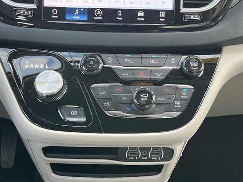 Used 2024 Chrysler Pacifica Touring-L image 15