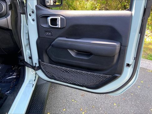 Used 2023 Jeep Wrangler Unlimited Sahara w/ Cold Weather Group AWD/4WD image 18
