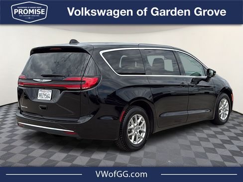 Used 2024 Chrysler Pacifica Touring-L FWD image 7