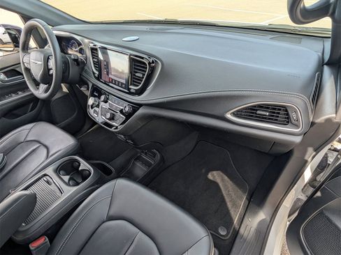 Used 2024 Chrysler Pacifica Touring-L w/ S Appearance Package image 24