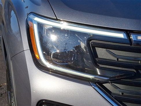 Certified 2025 Volkswagen Atlas Cross Sport SEL Premium R-Line image 9