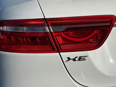 Used 2017 Jaguar XE image 14