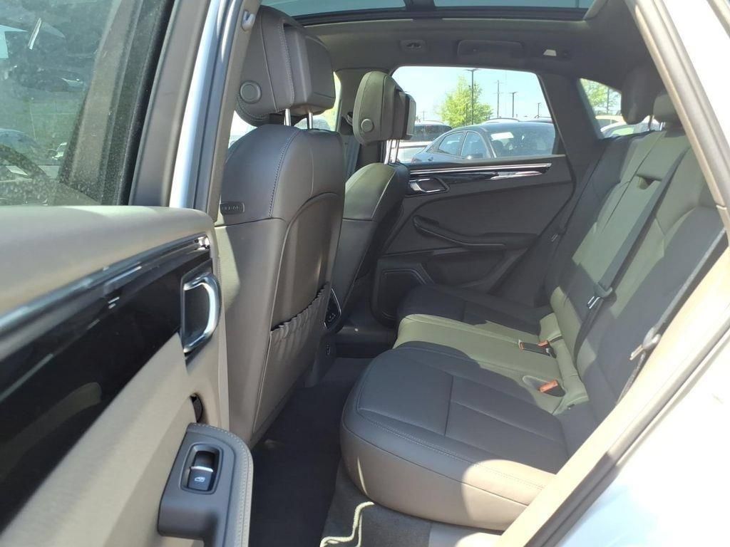 Used 2025 Porsche Macan AWD/4WD image 11