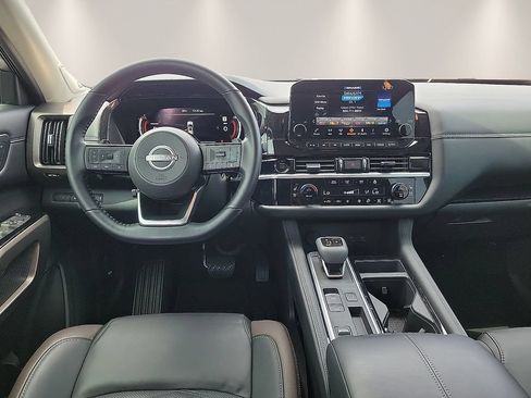 Used 2025 Nissan Pathfinder Platinum FWD image 10