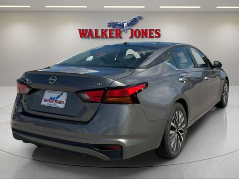 Used 2024 Nissan Altima 2.5 SV image 3