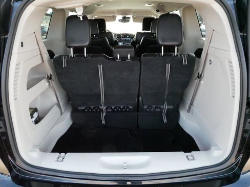 Used 2023 Chrysler Pacifica Touring-L image 18