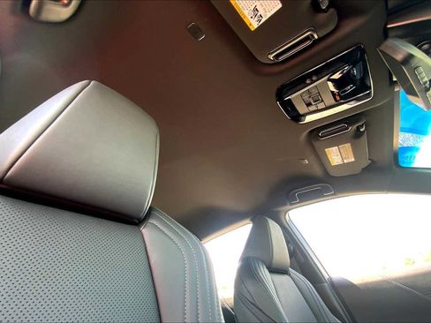 Used 2024 Toyota Venza Limited image 13