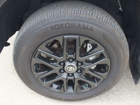 Used 2025 Toyota Tundra Limited AWD/4WD image 27
