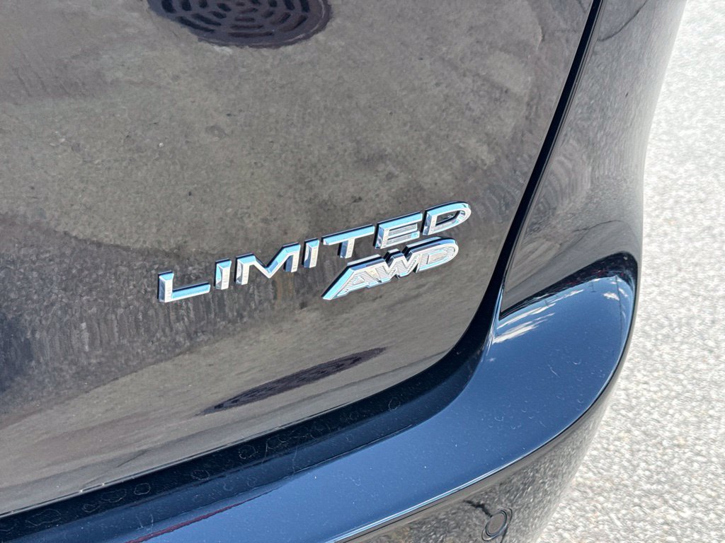 New 2027 Chrysler Pacifica Limited w/ Family Tech Group AWD/4WD image 4