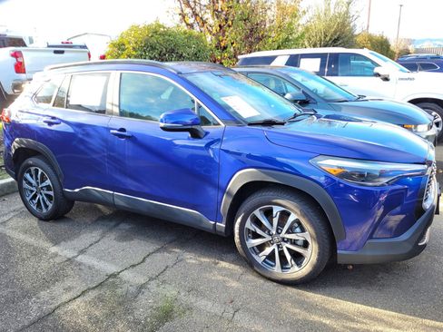 Used 2023 Toyota Corolla Cross XLE image 2