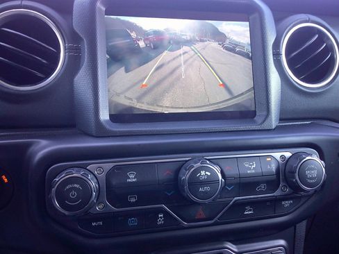 Used 2022 Jeep Wrangler Unlimited Sahara image 16