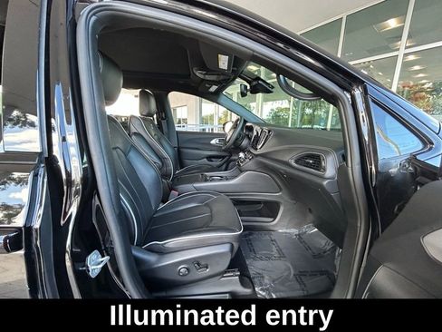 Used 2025 Chrysler Pacifica Limited image 30