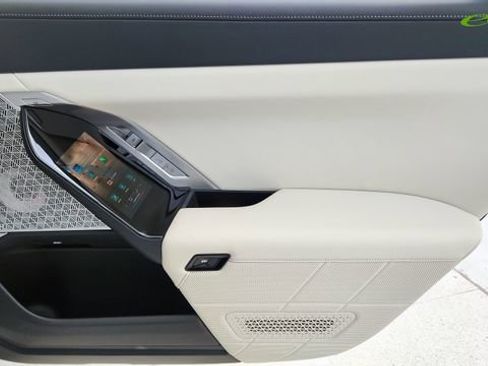 Used 2023 BMW i7 xDrive60 w/ Executive Package 2 AWD/4WD image 28