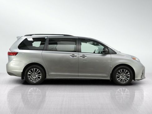 Used 2020 Toyota Sienna XLE w/ XLE Navigation Package FWD image 6