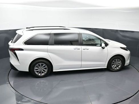 Used 2024 Toyota Sienna XLE image 39