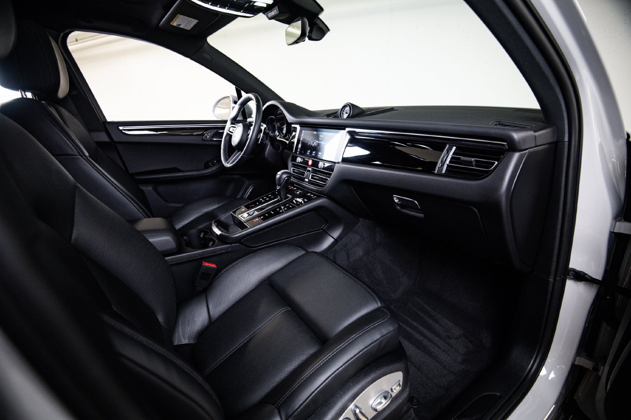 Certified 2024 Porsche Macan AWD/4WD image 28
