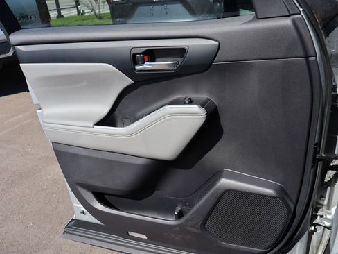 Used 2022 Toyota Highlander XLE FWD image 31