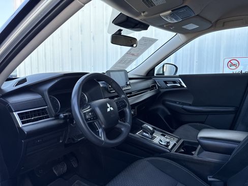 Used 2022 Mitsubishi Outlander ES image 12