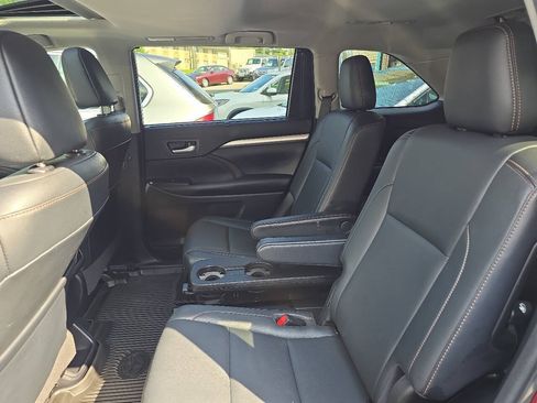 Used 2018 Toyota Highlander XLE AWD/4WD image 18