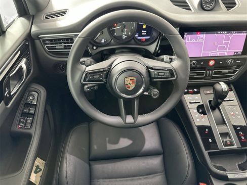 Certified 2025 Porsche Macan image 18