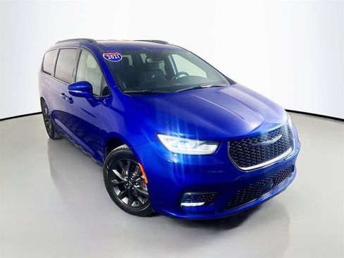 Used 2021 Chrysler Pacifica Touring w/ Uconnect Theater Family Group FWD image 2