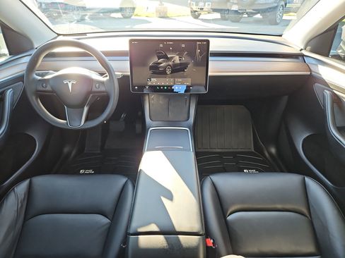 Used 2025 Tesla Model Y Long Range image 32
