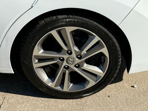 Used 2017 Hyundai Elantra Limited w/ Limited Tech Package 04 image 45