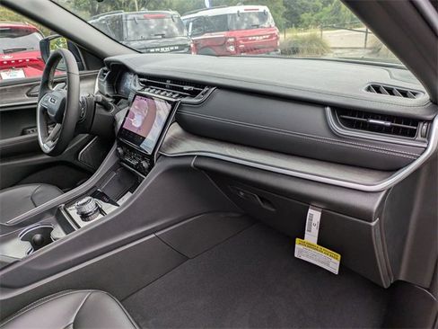 New 2025 Jeep Grand Cherokee L Limited w/ Luxury Tech Group II image 36