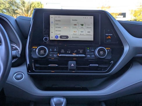 Used 2024 Toyota Highlander XLE image 19