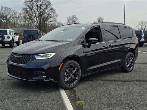 New 2026 Chrysler Pacifica Limited image 2