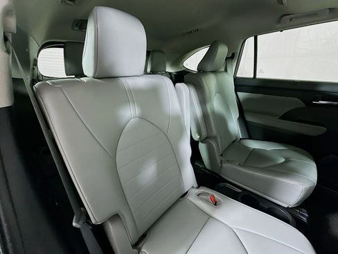 Used 2023 Toyota Highlander XLE image 28