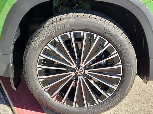 New 2026 Volkswagen Taos SE image 6