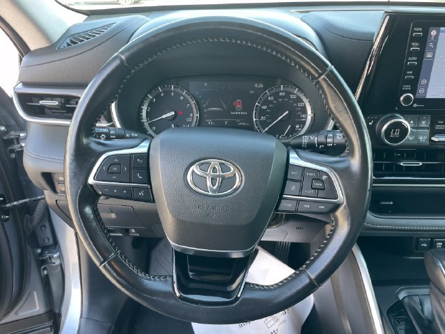 Used 2021 Toyota Highlander XLE AWD/4WD image 25