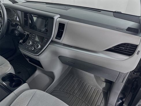 Used 2015 Toyota Sienna LE image 28