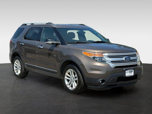 Used 2015 Ford Explorer XLT w/ Equipment Group 201A AWD/4WD image 3