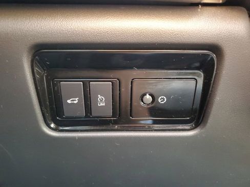 Used 2019 Jaguar F-PACE Premium image 29