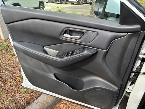 Used 2025 Nissan Rogue SV AWD/4WD image 18