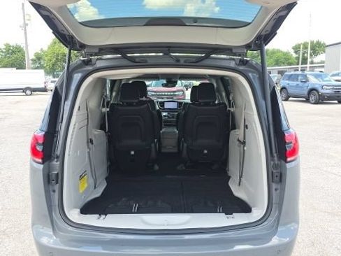 Used 2023 Chrysler Pacifica Touring-L FWD image 26