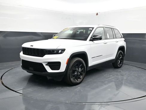 Used 2025 Jeep Grand Cherokee Altitude AWD/4WD image 4